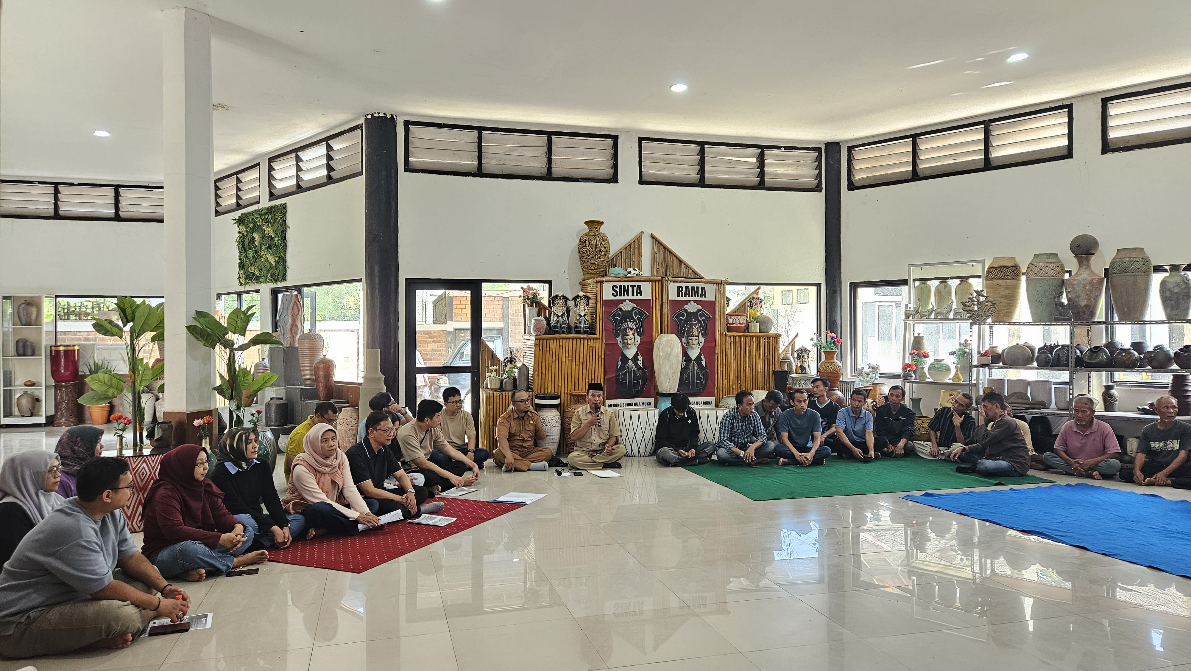 Universitas Ekuitas Indonesia Dorong Akselerasi Daya Saing UMKM Keramik Plered melalui Digitalisasi dan Manajemen Bisnis