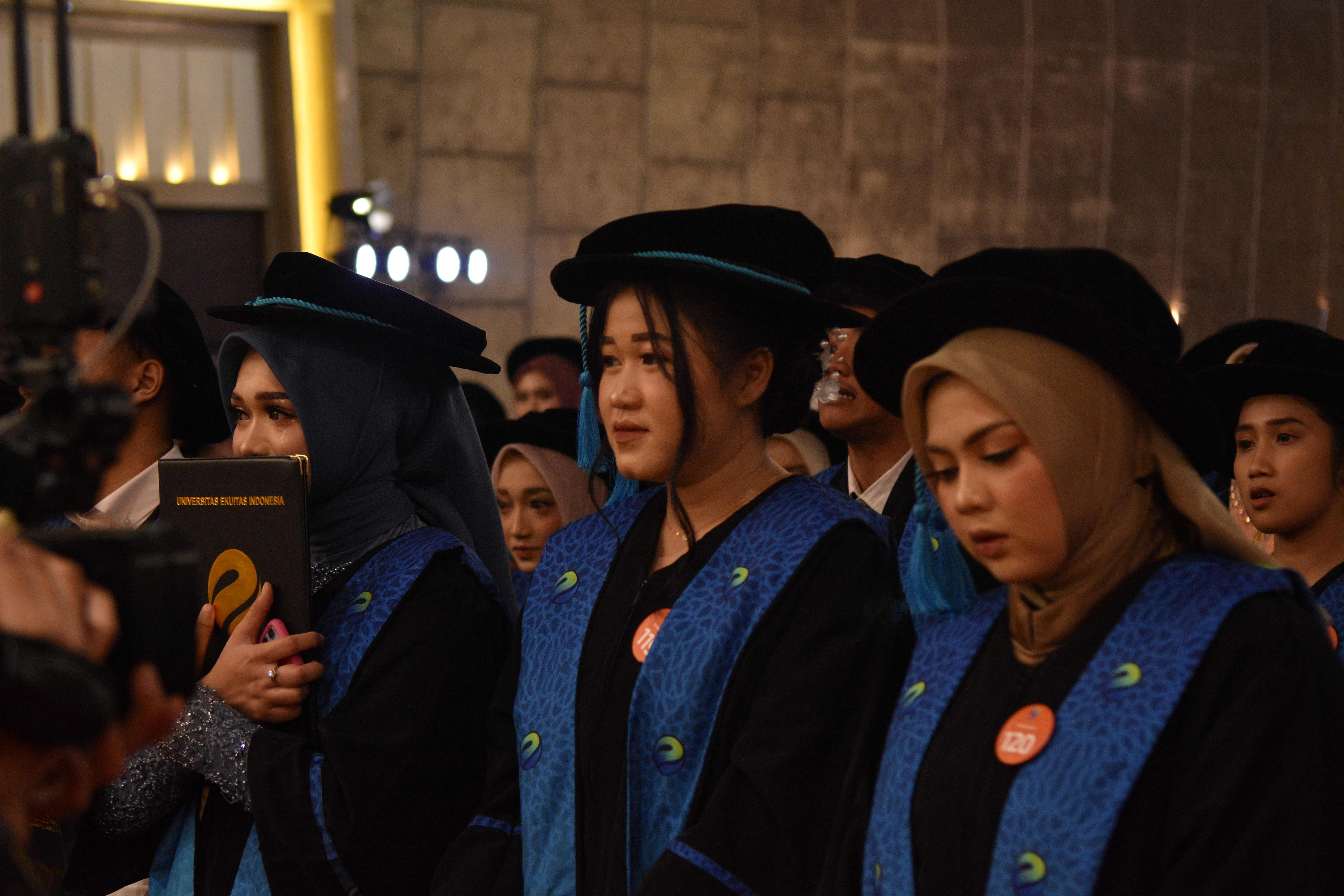 Air Mata Bahagia Warnai Wisuda Universitas Ekuitas Indonesia, Perjuangan Bertahun-Tahun Berakhir dalam Pelukan Hangat Keluarga